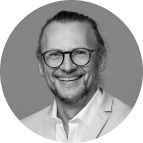 Rolandberger_Neuen-Fabian_-13-12-2024_F036-3-1_SW_600x600px_Rund_person2_none